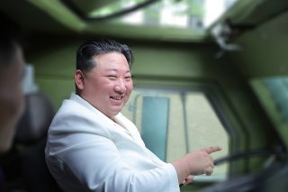 Kim Jong Un s'est assis à la place du conducteur d'un "nouveau modèle de véhicule de combat blindé", selon les médias officiels nord-coréens.